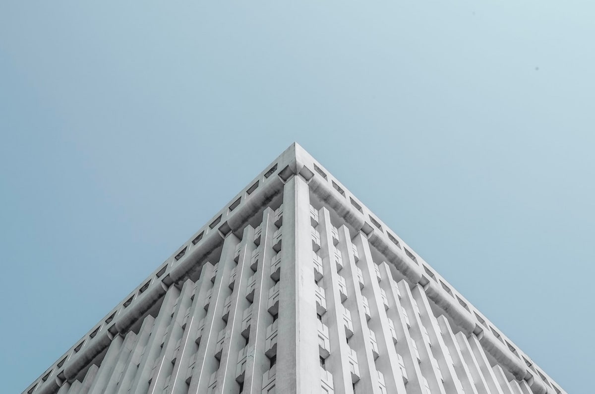 -当医疗组搀扶他穿越混合采访区时，记者们突然集体沉默。湿透的10号球衣贴在背上，暴露出去年手术留下的27厘米疤痕。通道尽头电子屏滚动着刚更新的欧冠射手榜，他的名字首次跌出前二十——这个瞬间被美联社记者拍下，成为次日报纸头版《诸神的黄昏从一道裂缝开始》。