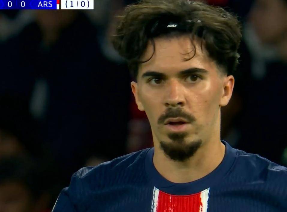 巴黎圣日耳曼战平皇马，莱万乌龙送礼欧联杯的简单介绍