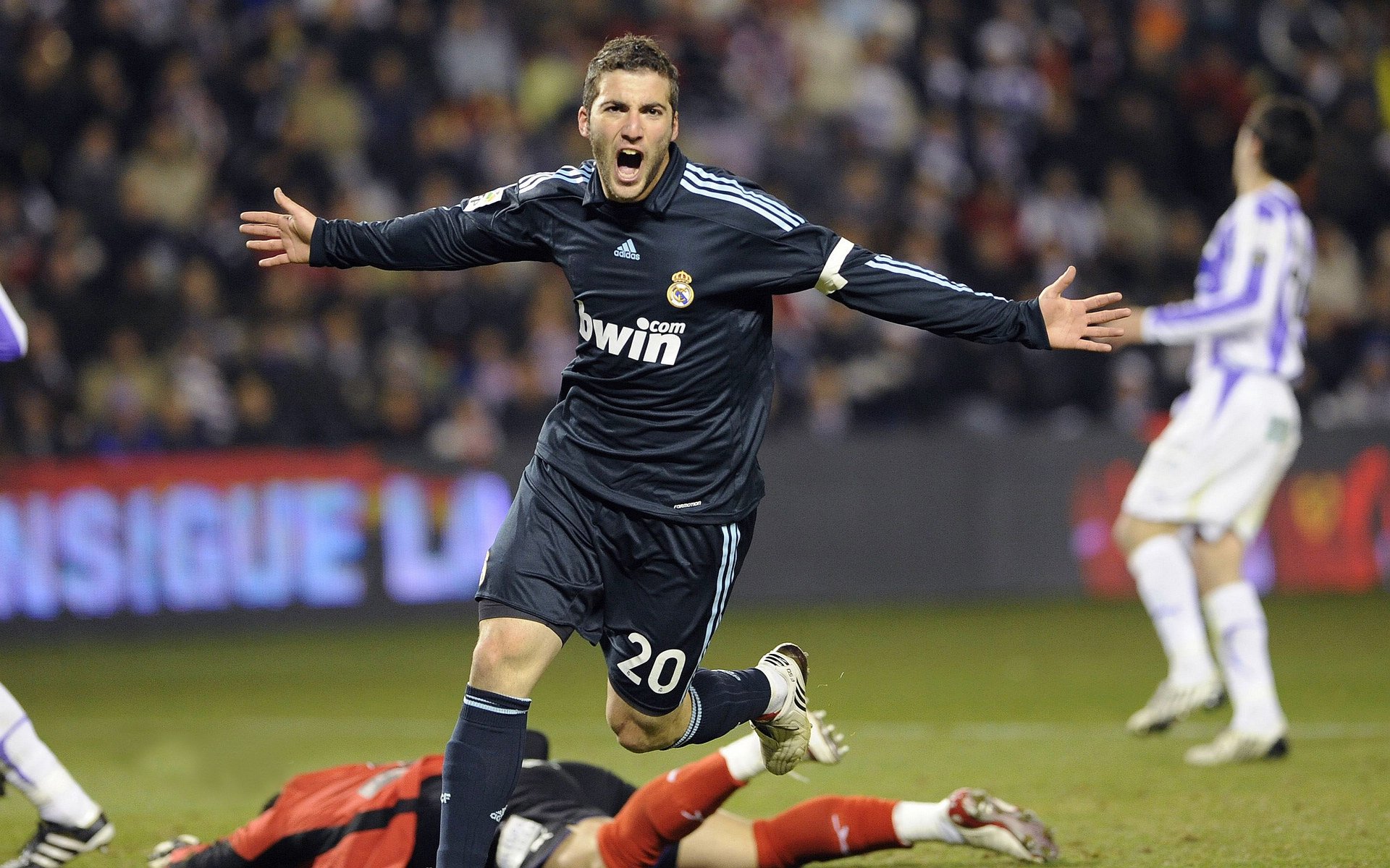 狼群突袭，格林利齿撕破辽篮防线—跨联赛虚拟巅峰战纪实